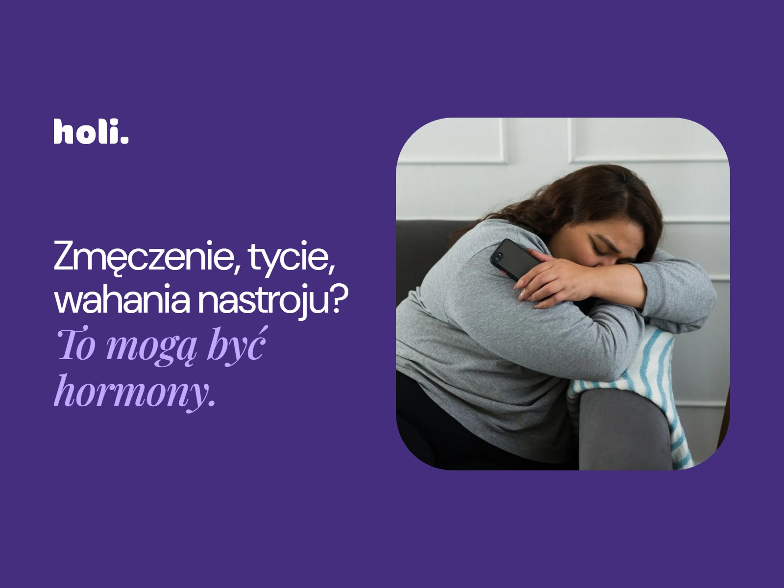 Zmęczona kobieta opiera głowę o oparcie kanapy – zaburzenia hormonalne