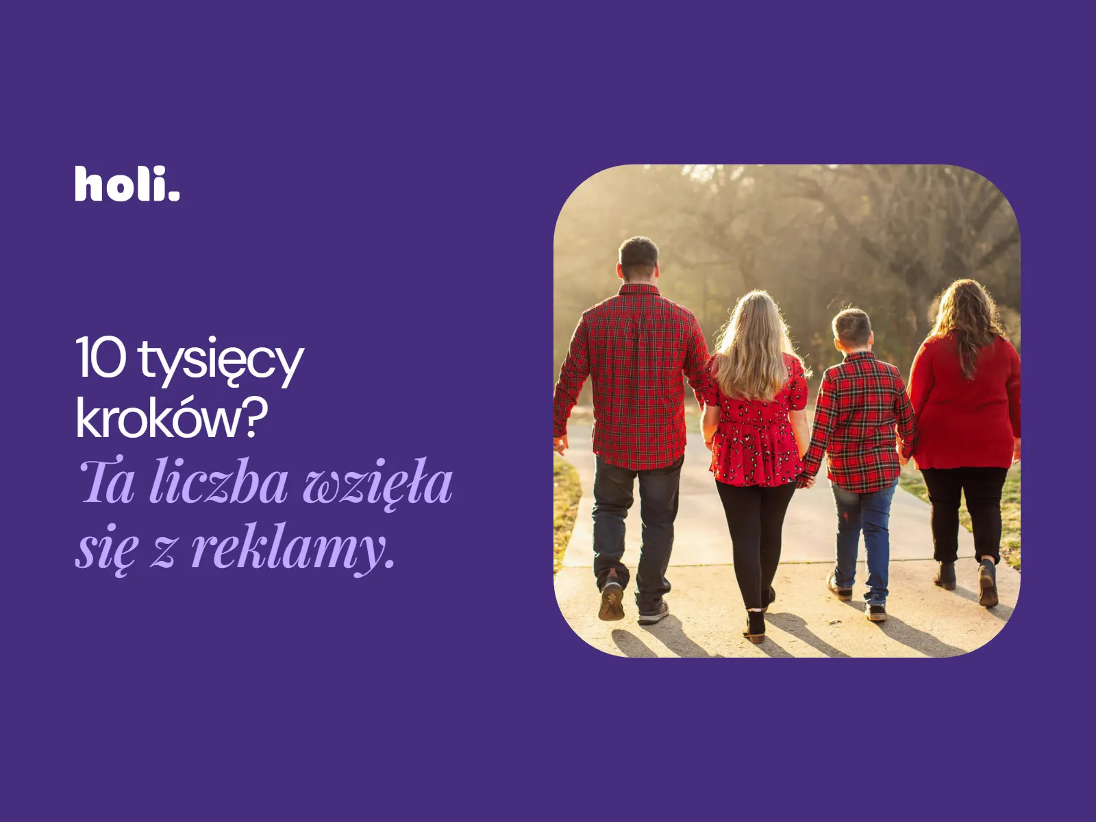 Rodzina spaceruje alejką w parku obok hasła: 10 tysięcy kroków? Ta liczba wzięła się z reklamy.