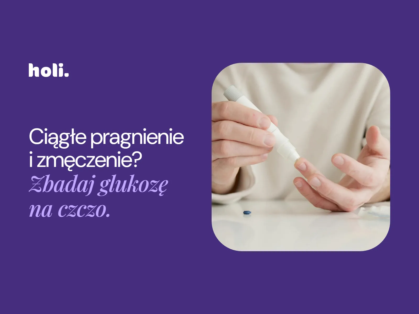 Osoba nakłuwa palec nakłuwaczem do pomiaru glukozy obok hasła: Ciągłe pragnienie i zmęczenie? Zbadaj glukozę na czczo.