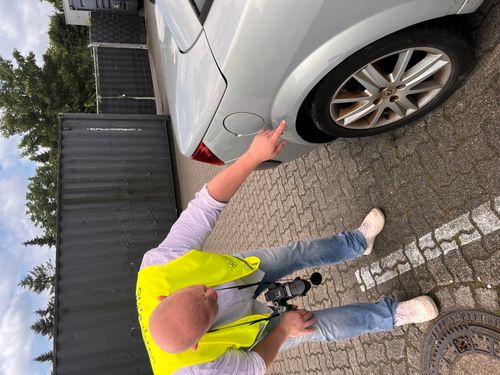 Kfz Gutachter bei der Arbeit