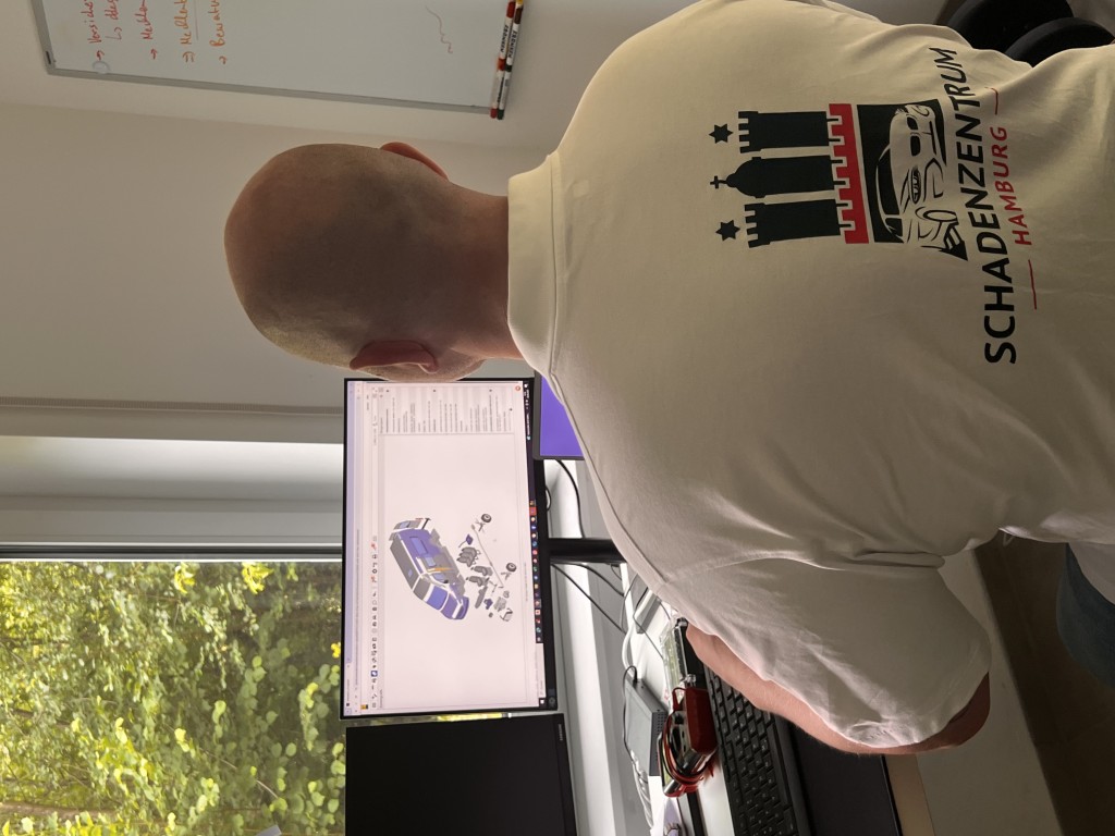 Kfz Gutachter bei der Arbeit