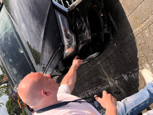 Kfz Gutachter bei der Arbeit