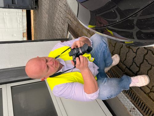 Kfz Gutachter bei der Arbeit