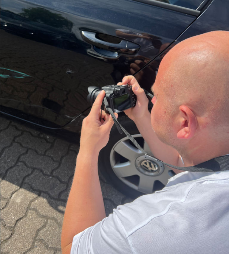 Kfz Gutachter bei der Arbeit