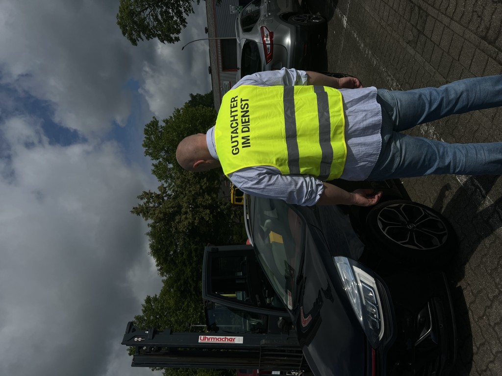 Kfz Gutachter bei der Arbeit