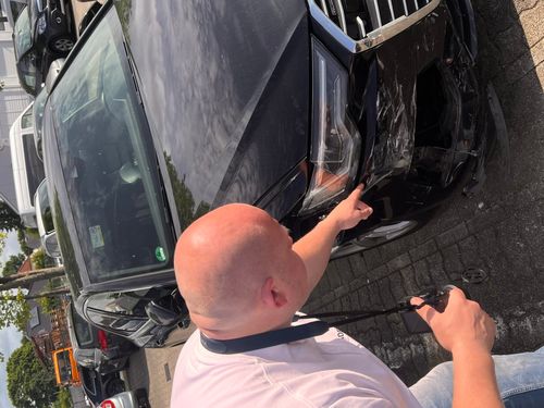 Kfz Gutachter bei der Arbeit