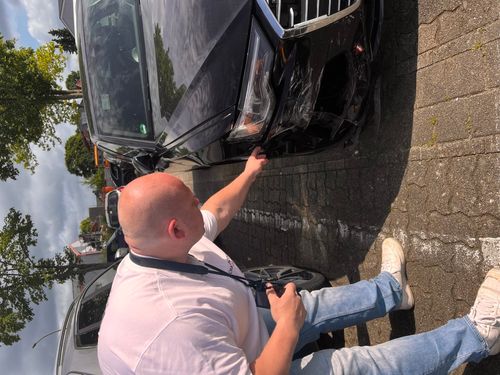 Kfz Gutachter bei der Arbeit