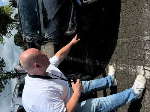 Kfz Gutachter bei der Arbeit