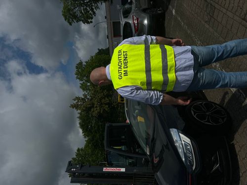 Kfz Gutachter bei der Arbeit