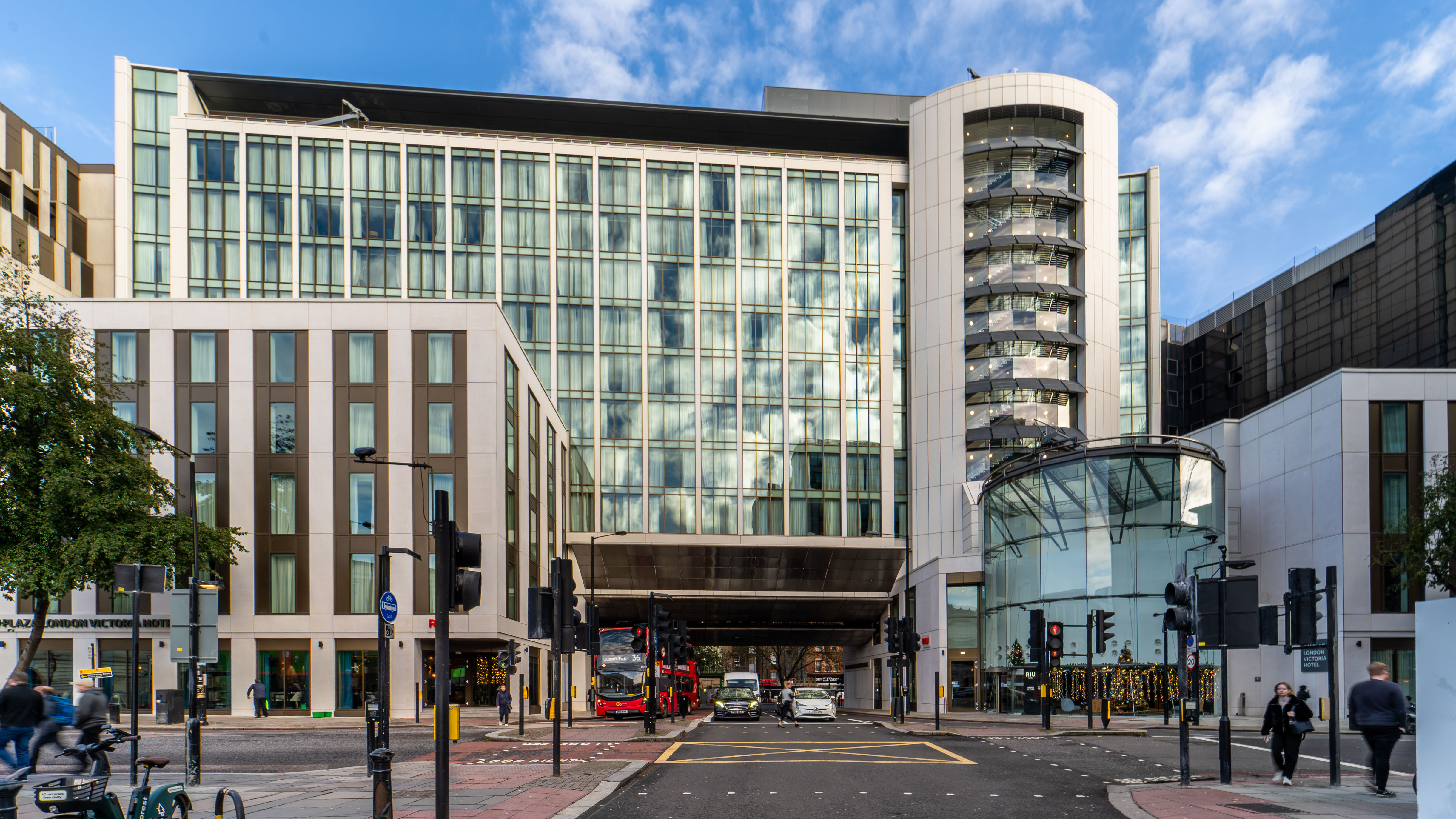 Riu Plaza London Victoria hotel spanning Neathouse Place, seen from street level