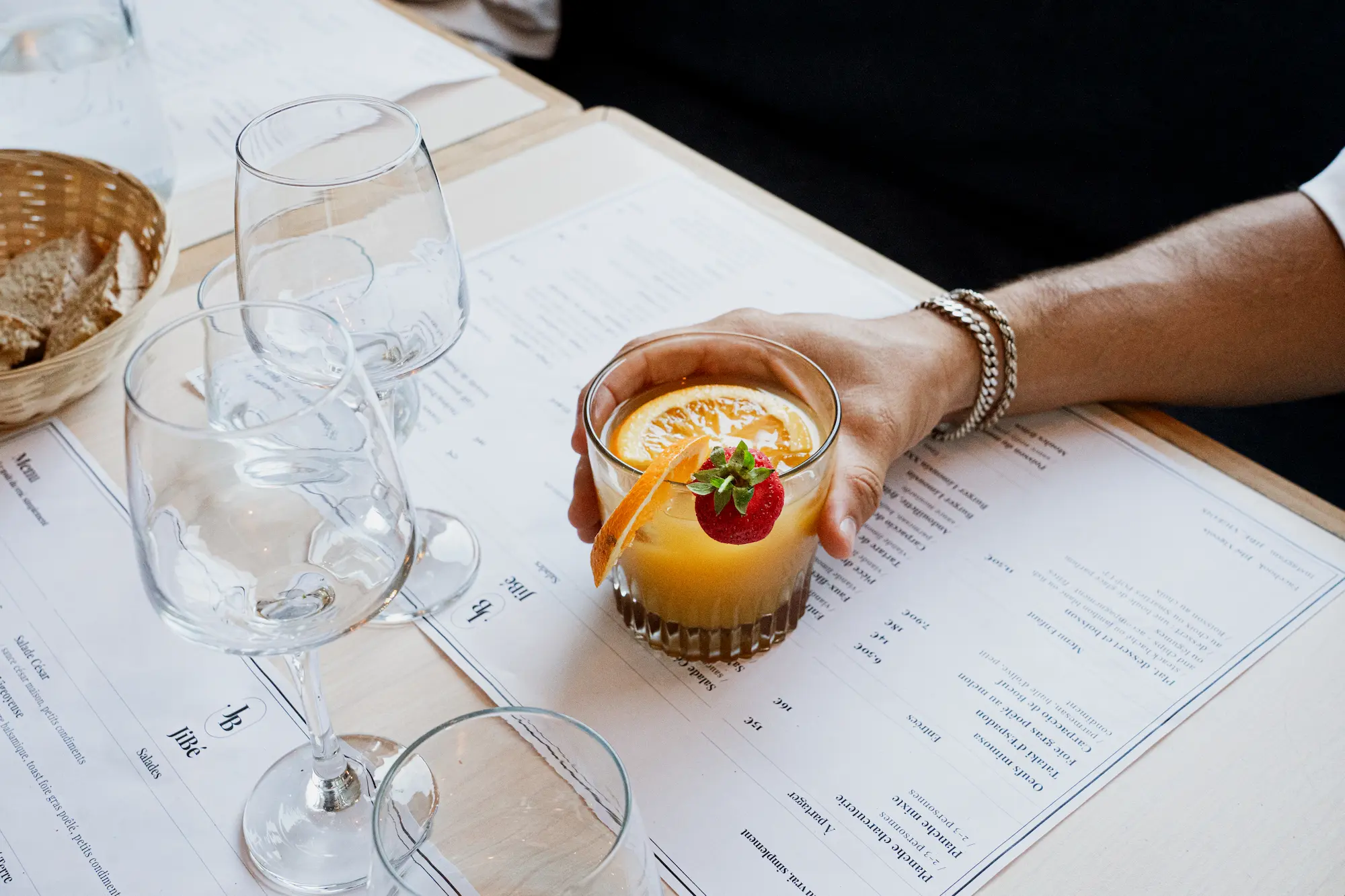 Cocktail maison Le Jibé à base de mangue, ananas, passion, rhum blanc, spécialité du restaurant