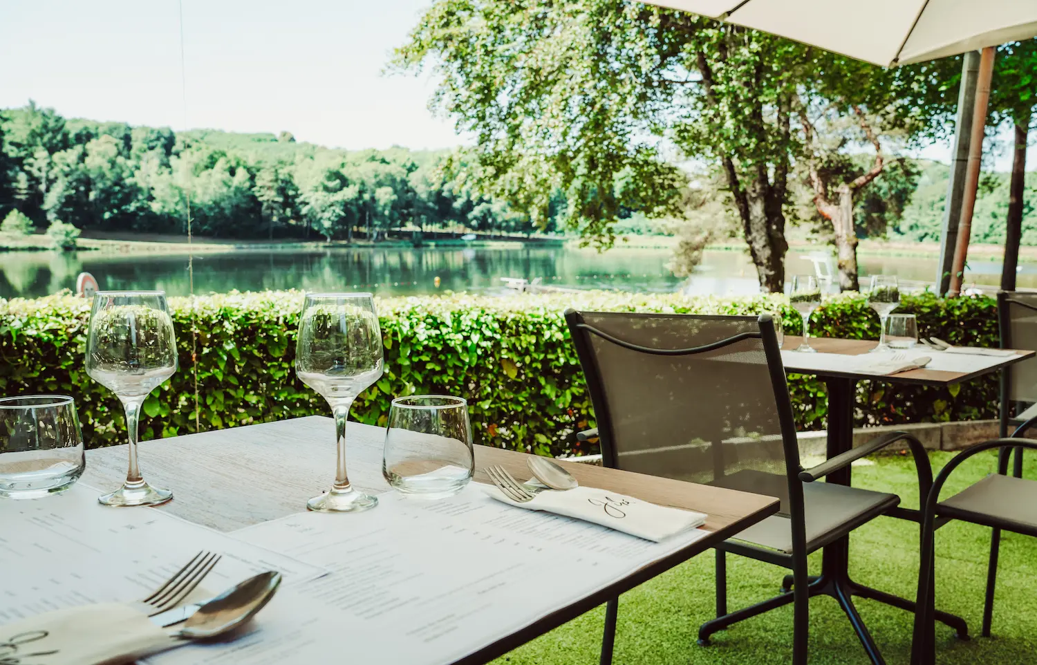 Terrasse du restaurant Jibé avec vue sur le lac de Poncharal – cadre naturel et convivial