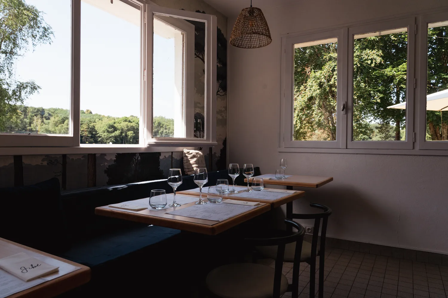 Salle intérieure chaleureuse de la brasserie Jibé – ambiance conviviale à Vigeois