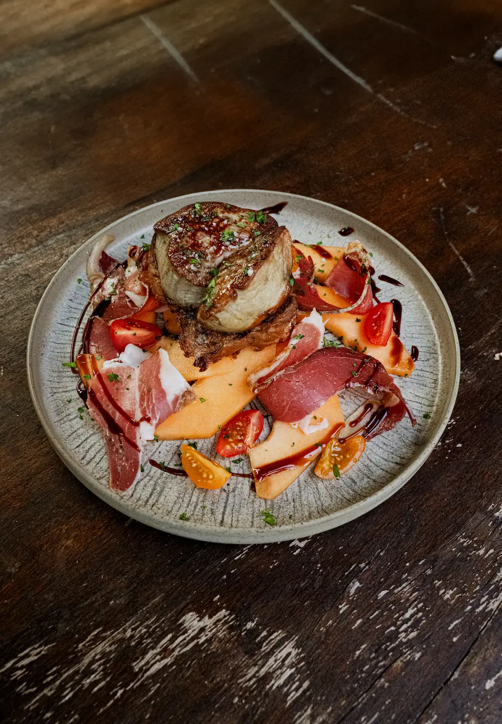 Entrée de foie gras poêlé servi avec melon, cuisine maison de saison à la brasserie Jibé