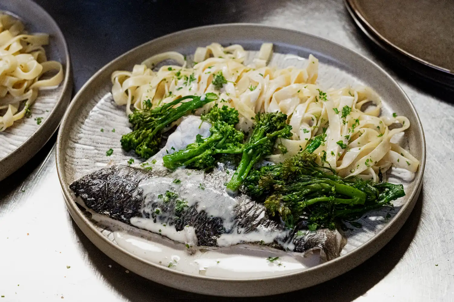 Dorade grillée avec tagliatelles et brocolis, plat du jour frais et local