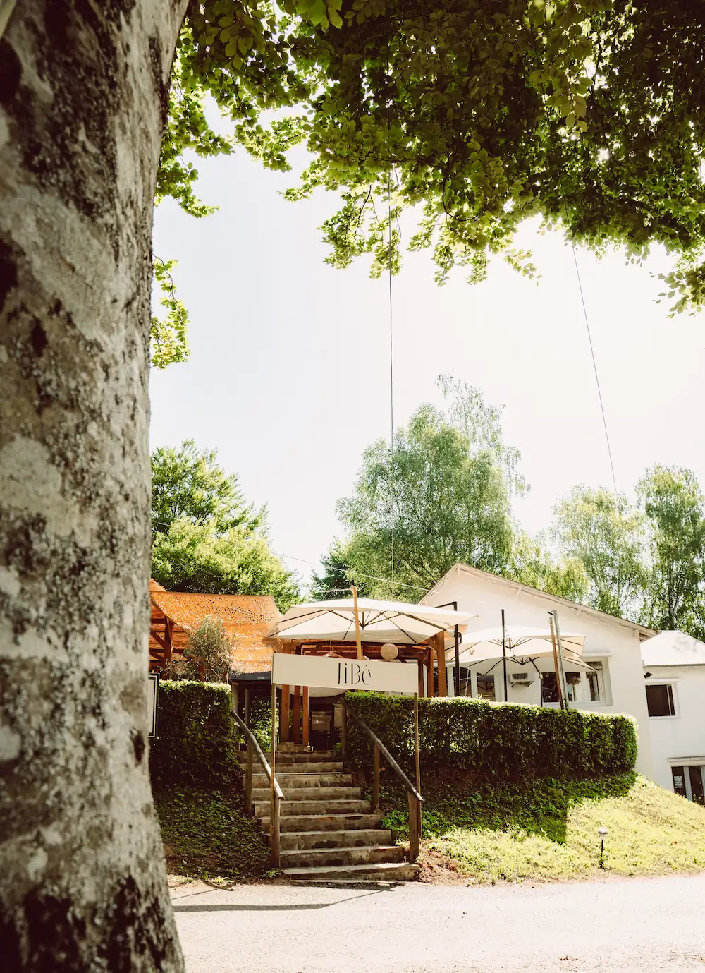 Façade de la brasserie Jibé à Vigeois, avec enseigne visible à l’entrée du restaurant