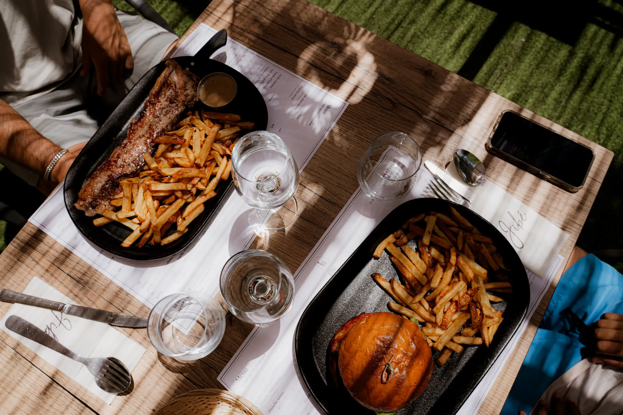 Burger au bœuf limousin et faux-filet servis avec frites maison, cuisine locale à Vigeois