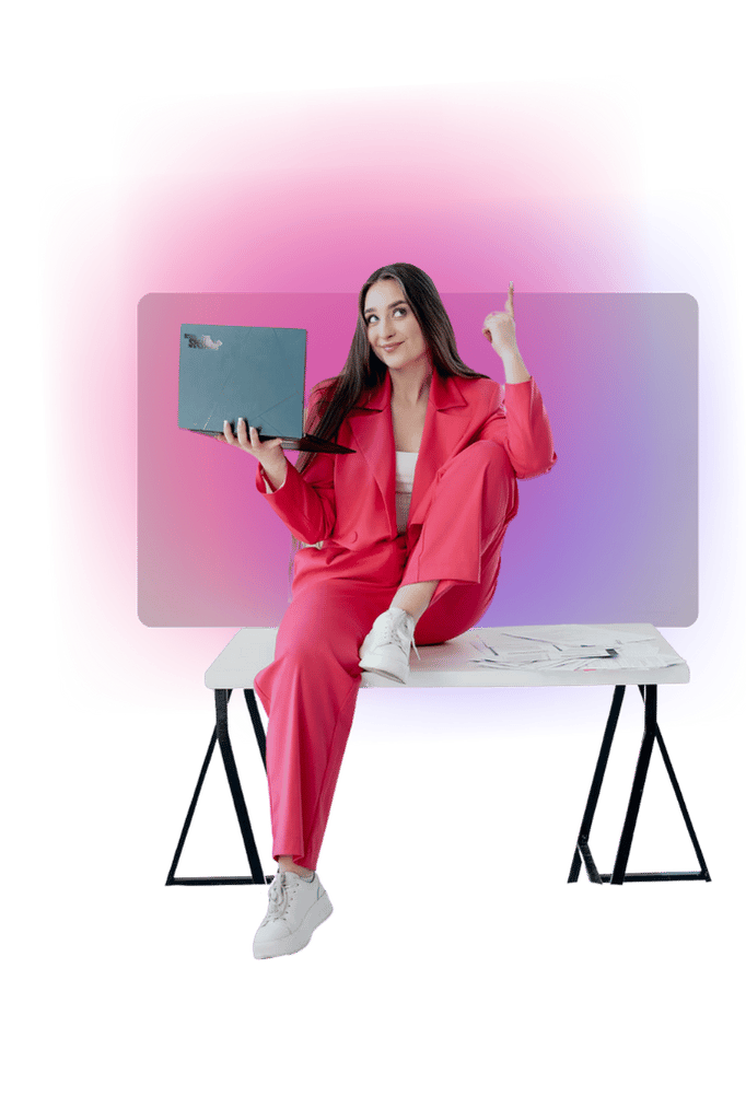 Wiktoria Chojcan w czerwonym garniturze siedzi na biurku trzymając laptop, wskazując palcem w górę jako zaproszenie do odkrycia rozwiązań AI wspierających naukę