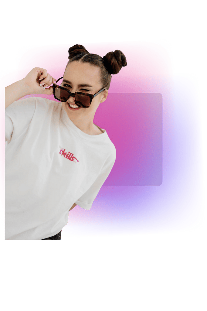 Wiktoria Chojcan w białej koszulce z logo „Future Skills Lab” uśmiecha się i zadziornie patrzy przez okulary przeciwsłoneczne, symbolizując pewność siebie w wykorzystaniu AI w nauce.