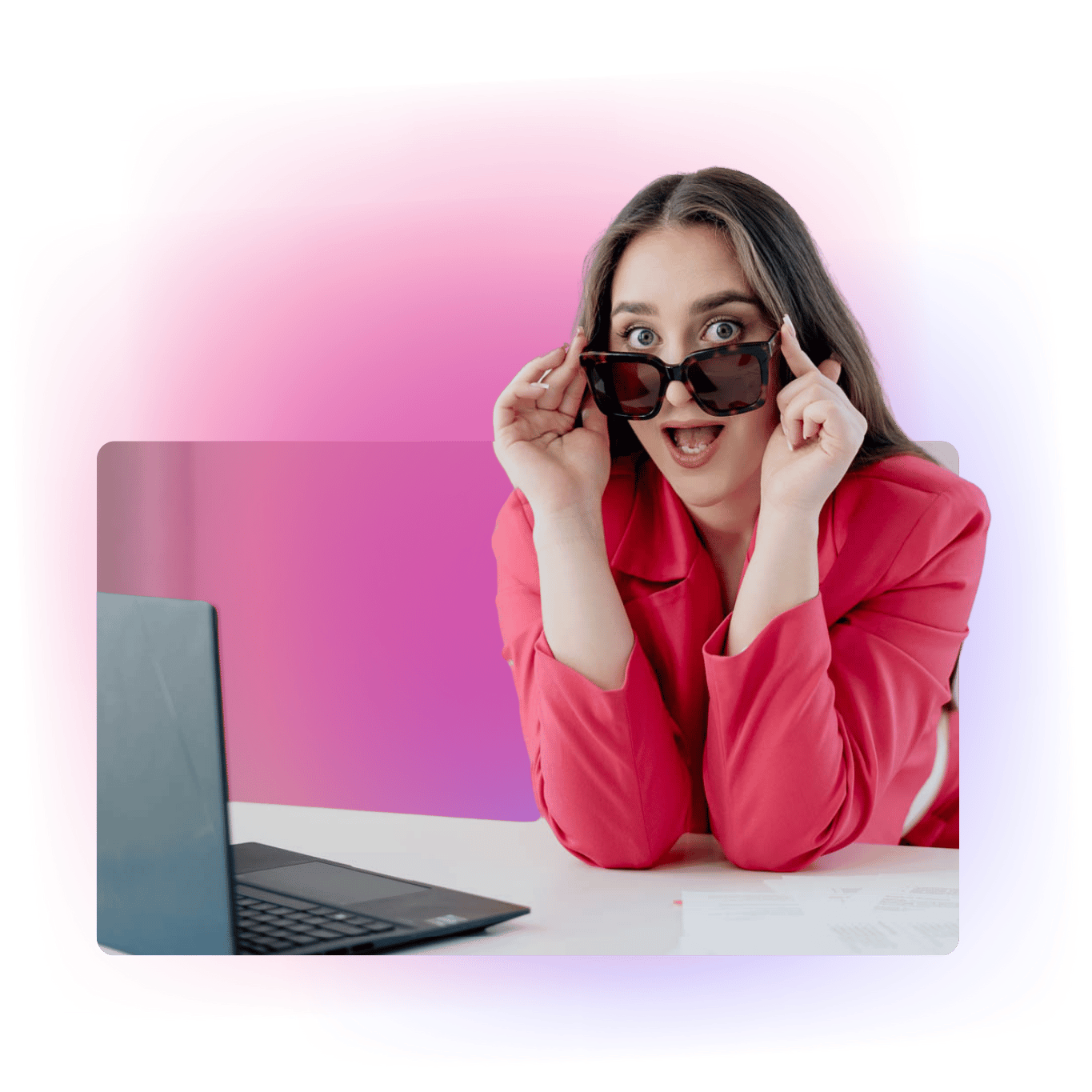 Wiktoria Chojcan w czerwonym garniturze patrzy przez ciemne okulary przeciwsłoneczne, siedząca przy biurku z laptopem, symbolizując pewność siebie w wykorzystaniu AI w nauce