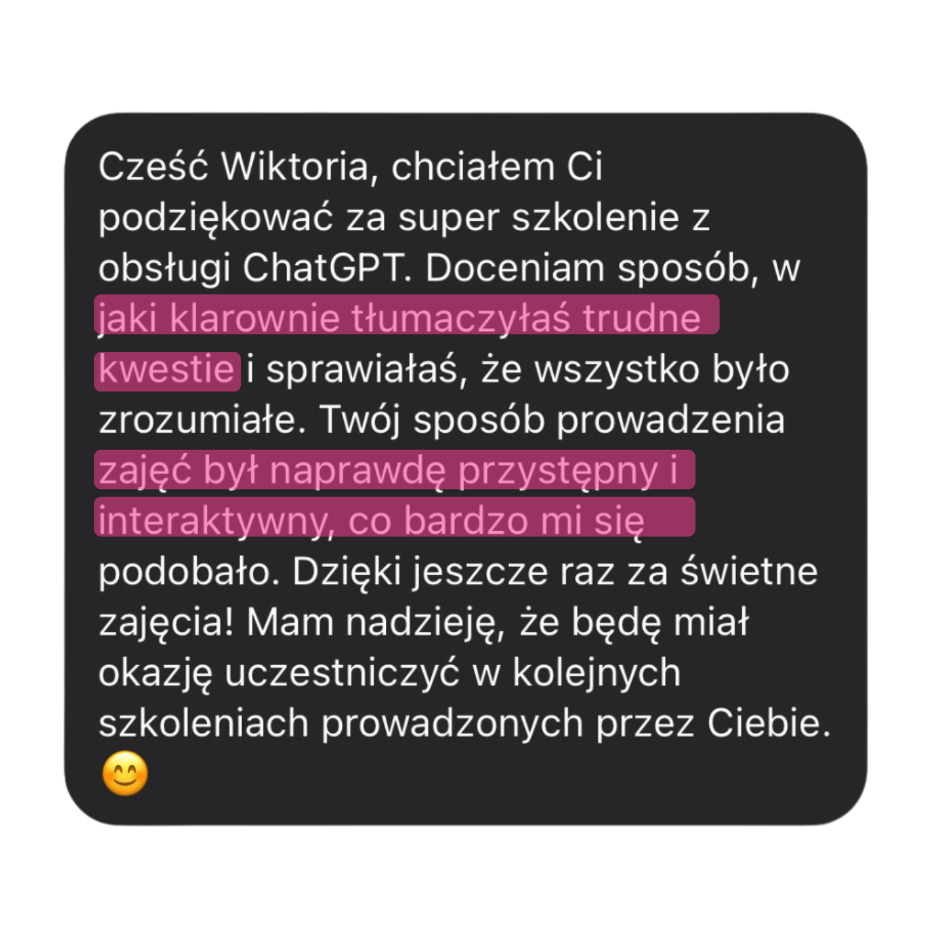 Zrzut ekranu opinii na czarnym tle, uczestnik dziękuje Wiktorii Chojcan za klarowne tłumaczenie ChatGPT i przystępne, interaktywne zajęcia