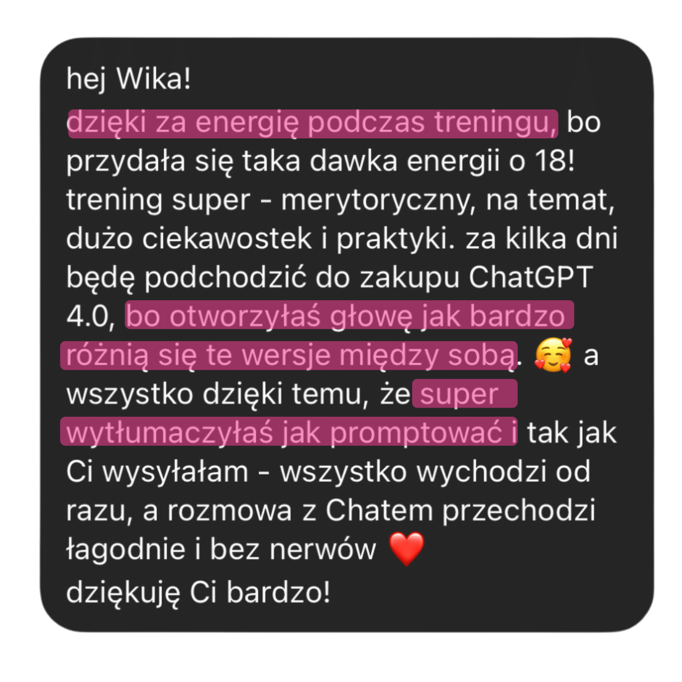 Zrzut ekranu opinii na czarnym tle, uczestnik dziękuje Wiktorii Chojcan za energię podczas treningu AI i wyjaśnienie różnic między wersjami ChatGPT