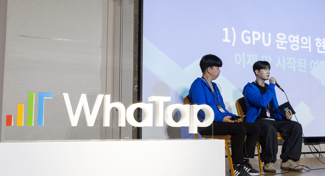 지난 11월 WhaTap Observe Summit 2025에서 발표 중인 GPU 모니터링 개발자 유재현 (좌), 김재영 (우)