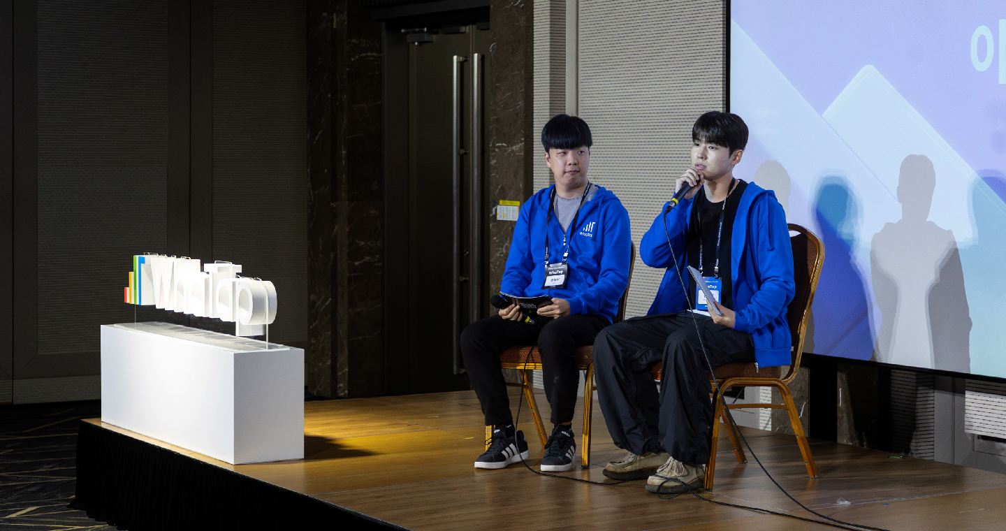 WhaTap Observe Summit에서 발표 중인 GPU 모니터링 개발자 유재현 (좌), 김재영 (우)