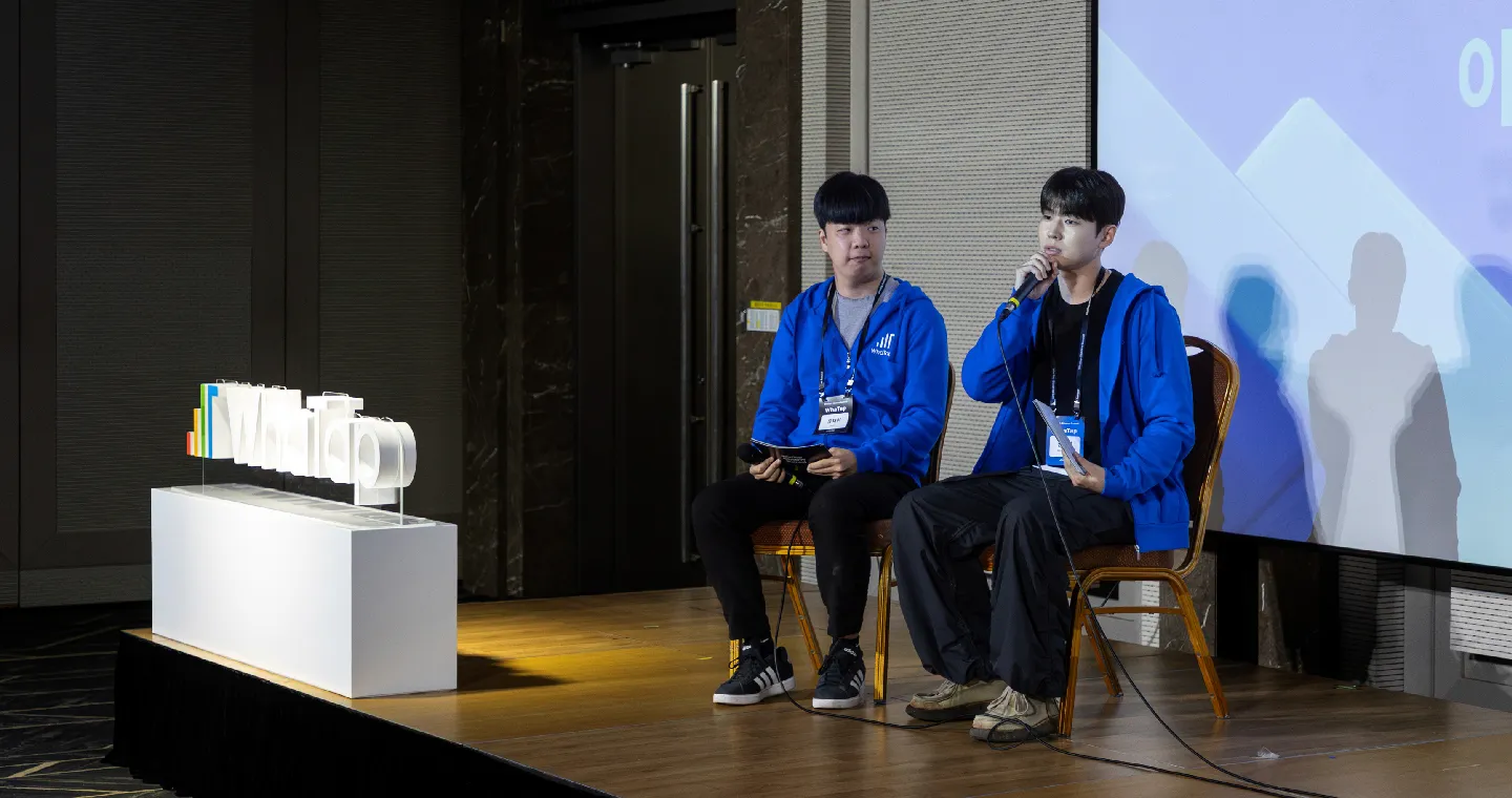 WhaTap Observe Summit에서 발표 중인 GPU 모니터링 개발자 유재현 (좌), 김재영 (우)