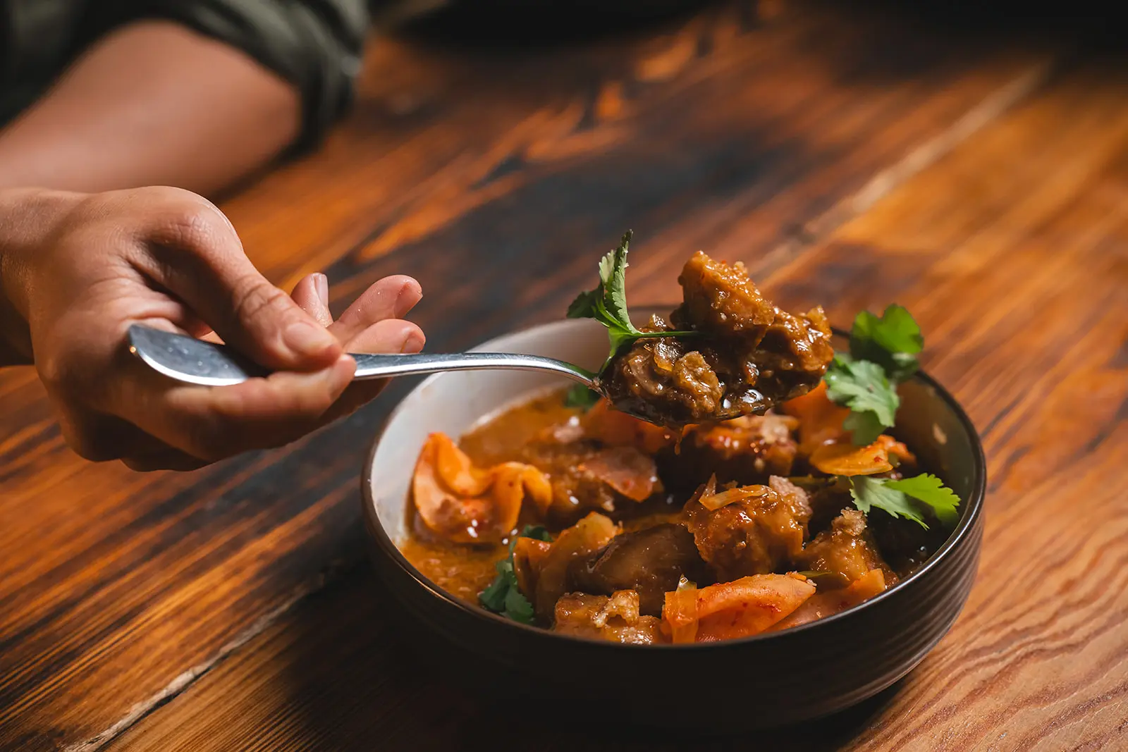 Pomalu pečený bůček v kokosovém mléku