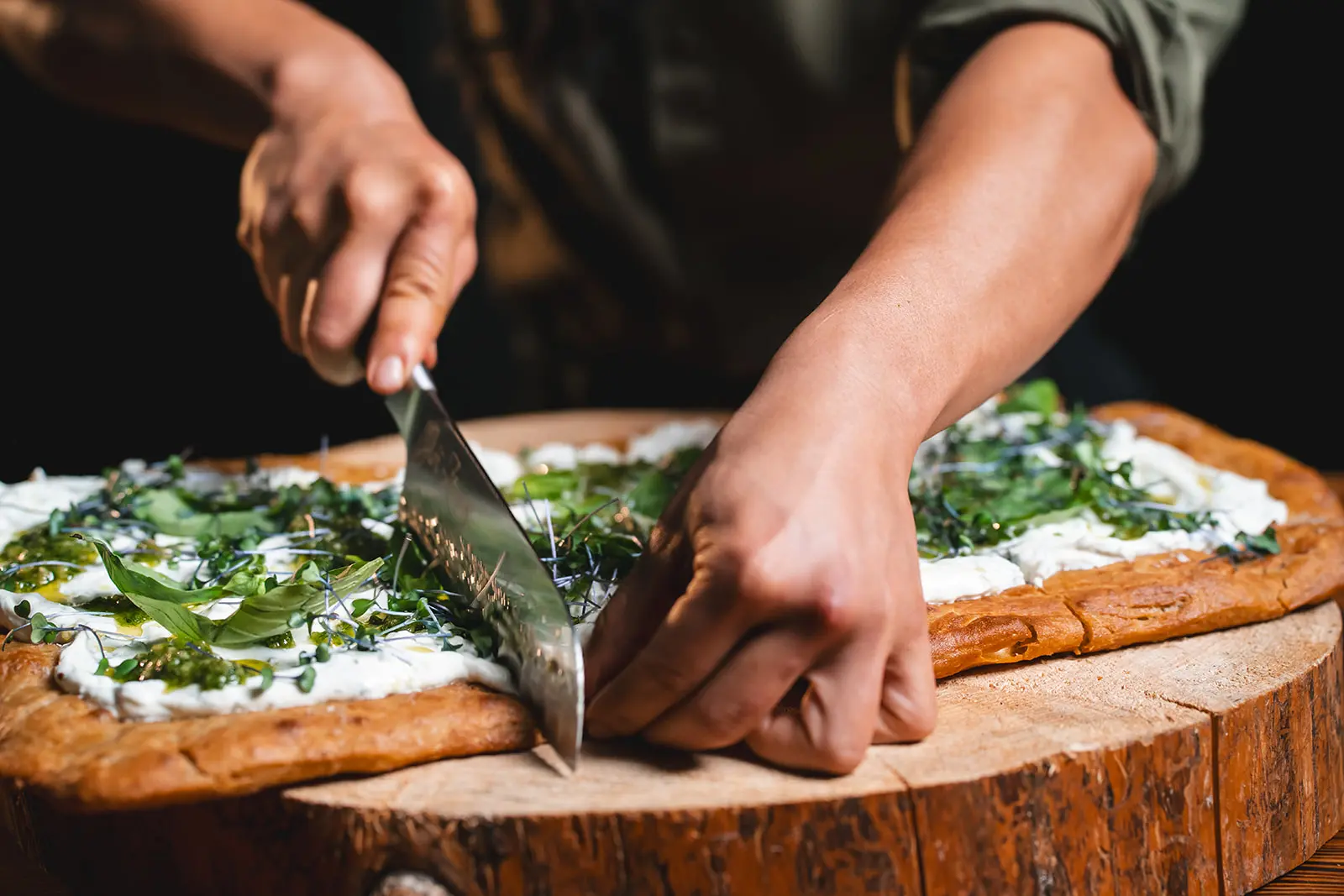 Flat bread s bylinkovým dresinkem