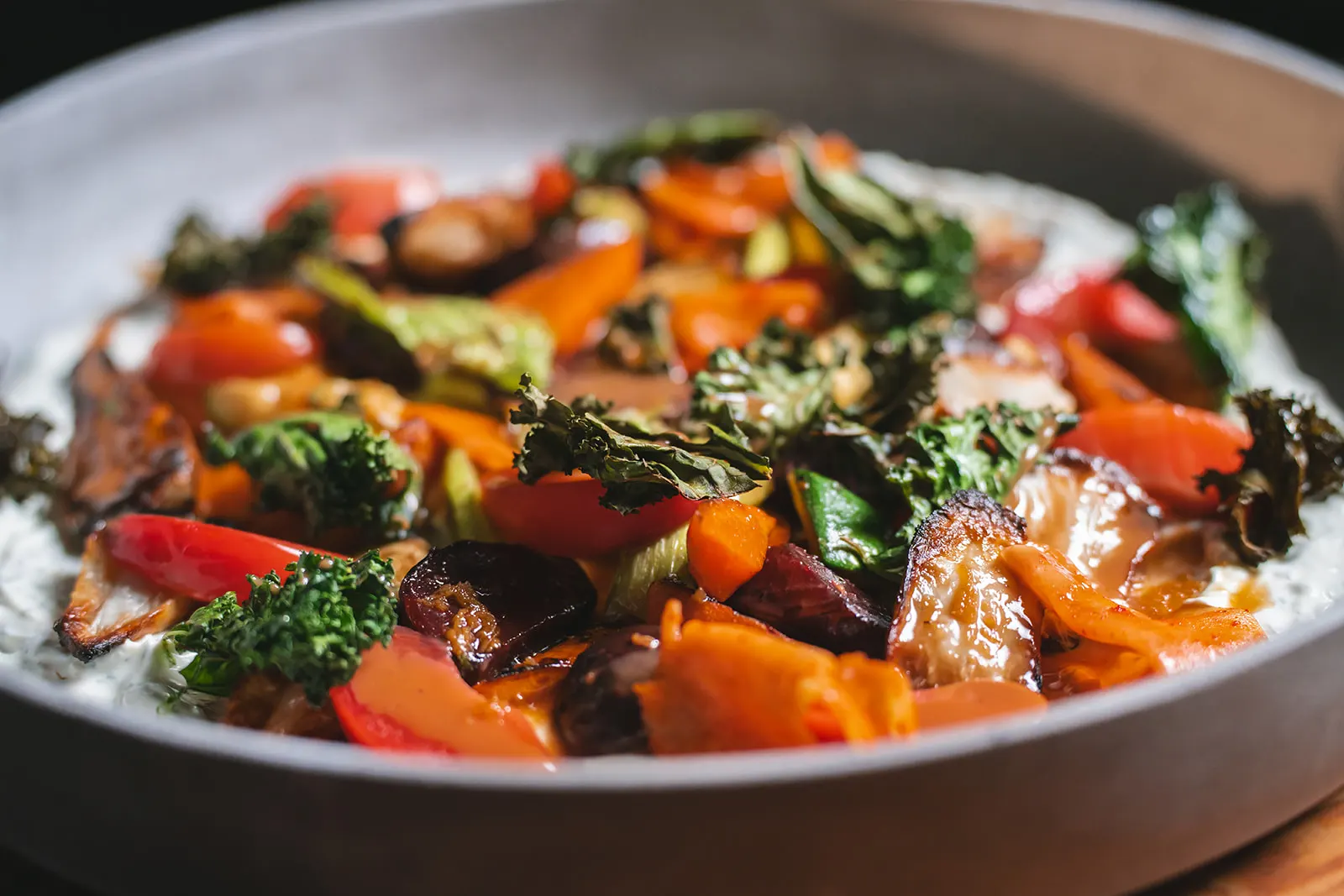 Hojnost: Kroupy, pečený kadeřávek, kořenová zelenina, tahini dressing