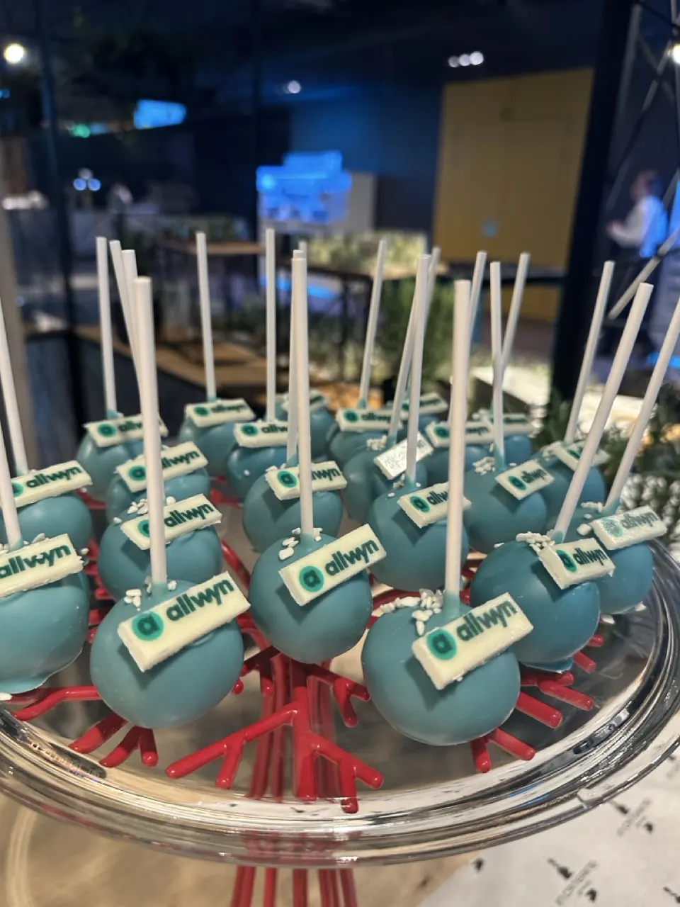 Cake pops s logem Allwyn