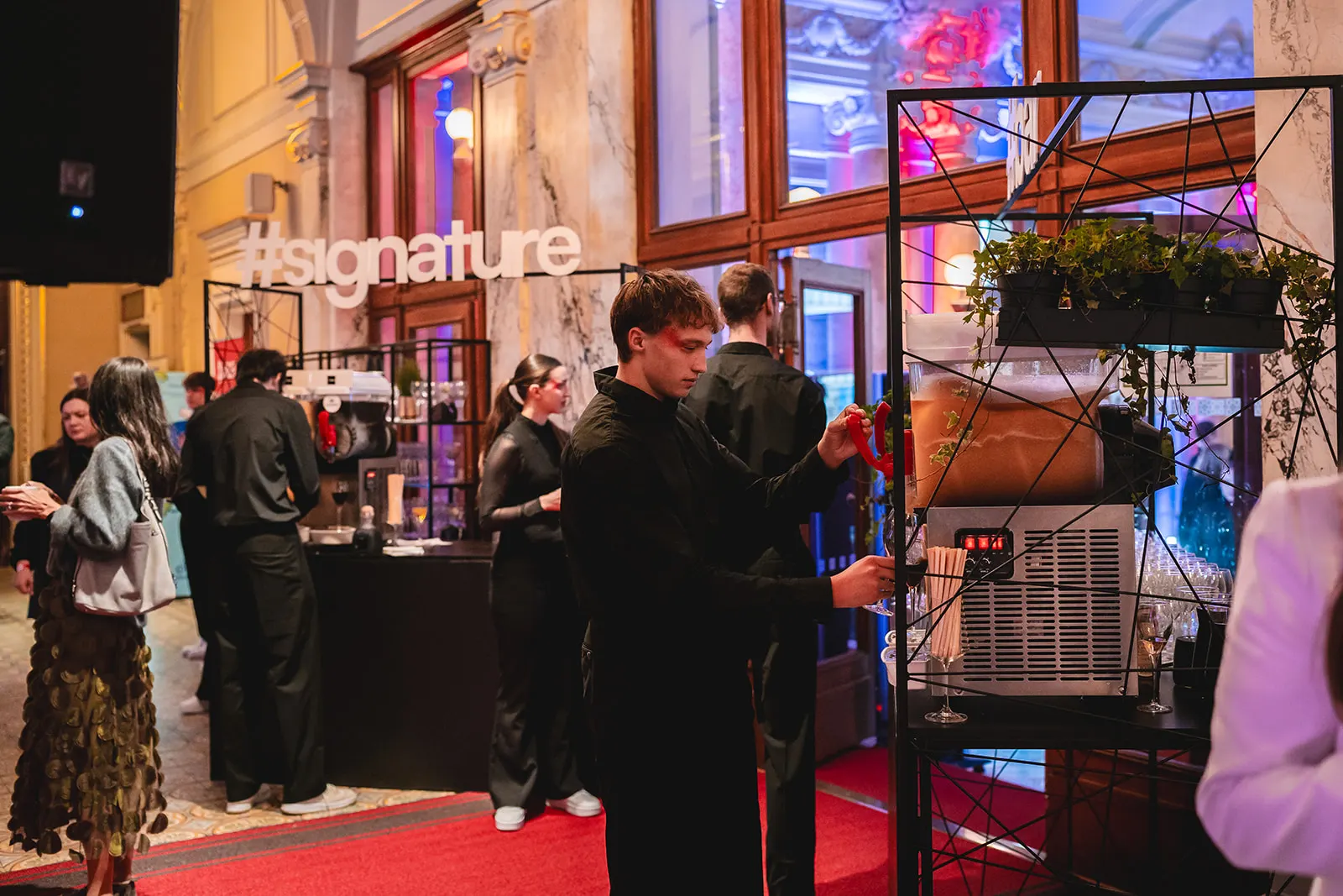 Servis drinku z Granita Station od IN CATERING