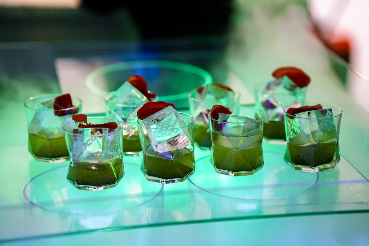 Welcome drink na akci Omoda, servis z Infinity Cloud