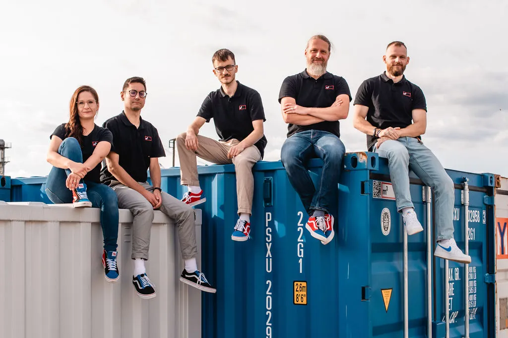m3 Team auf einem Container
