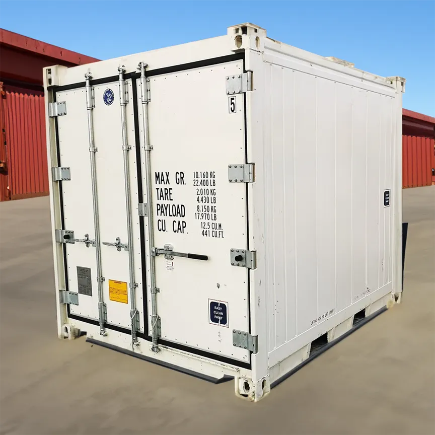 10 Fuß High Cube Kühlcontainer in weiß auf Industrieplatz