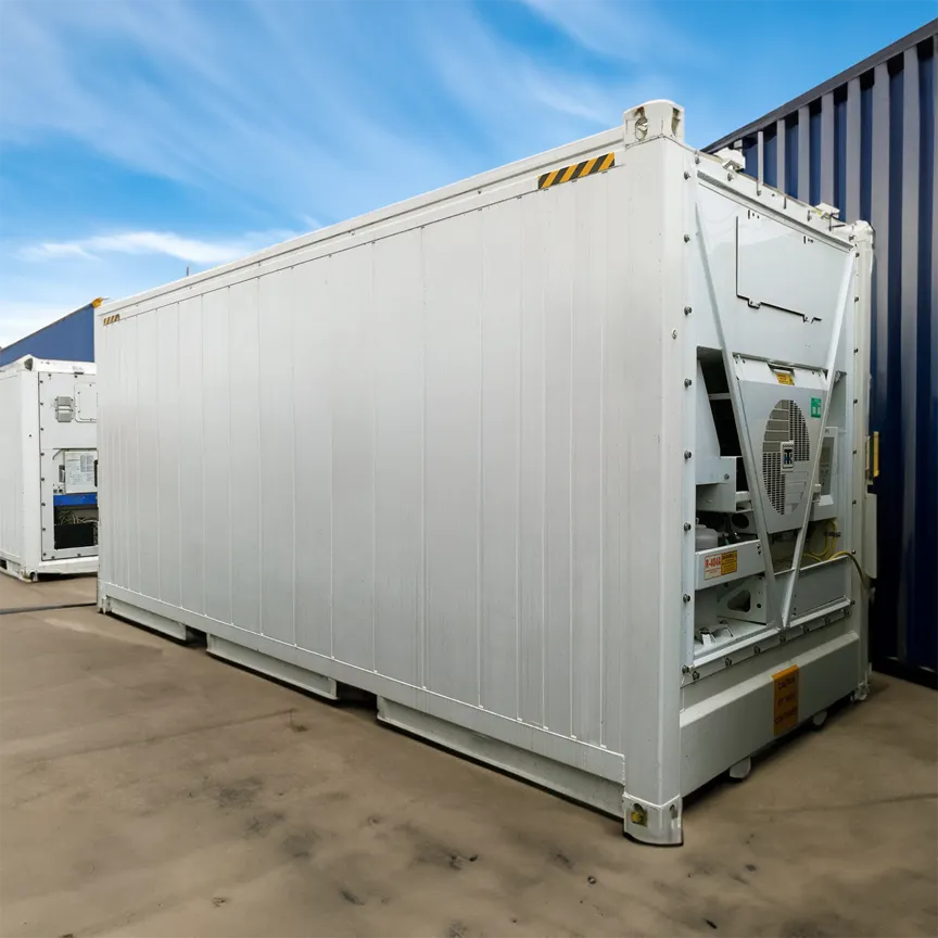 20 Fuß High Cube Kühlcontainer in weiß auf Industrieplatz