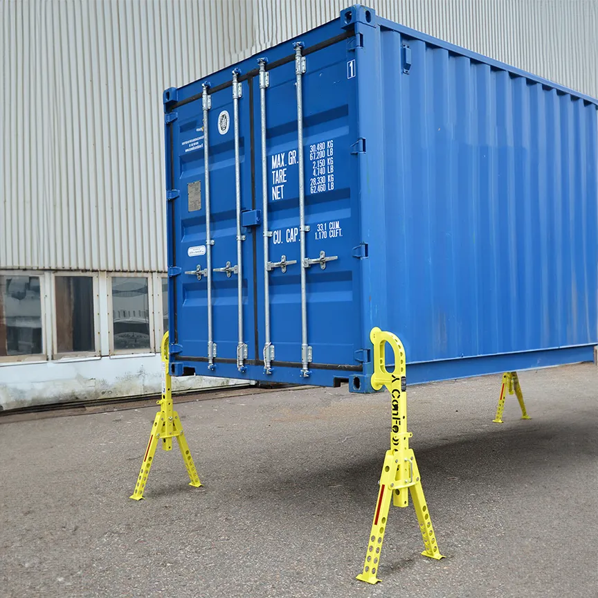Stirnseite Seecontainer mit Containerstützen