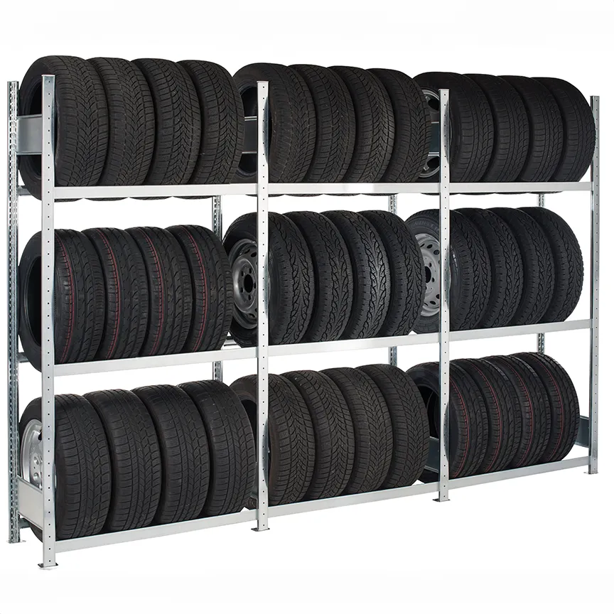 Reifenregal mit Autoreifen
