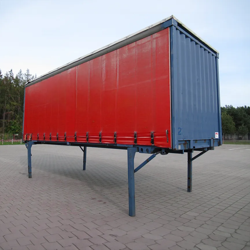 Wechselbrücke mit roter Plane