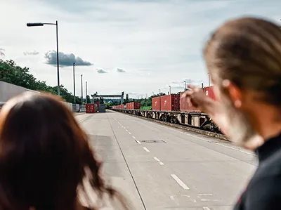 Patrick Schmieder und Peggy Bender im Hafen