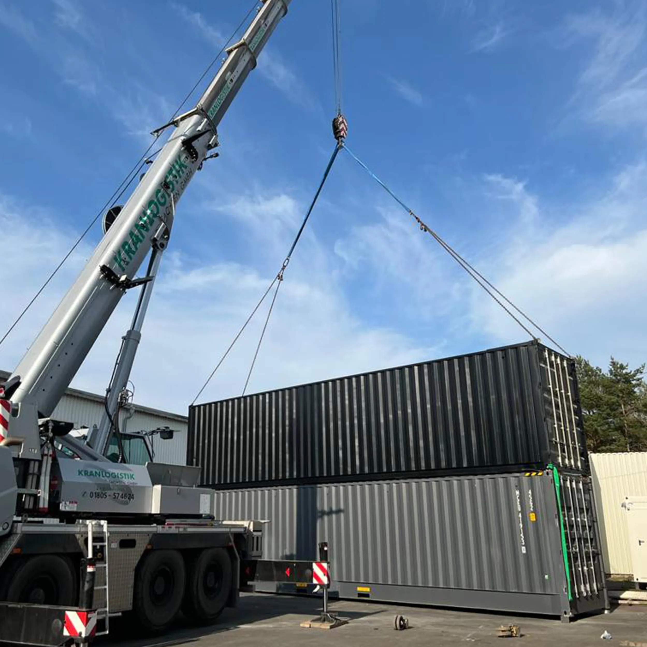 Seecontainer Abladung durch LKW mit Kranarm