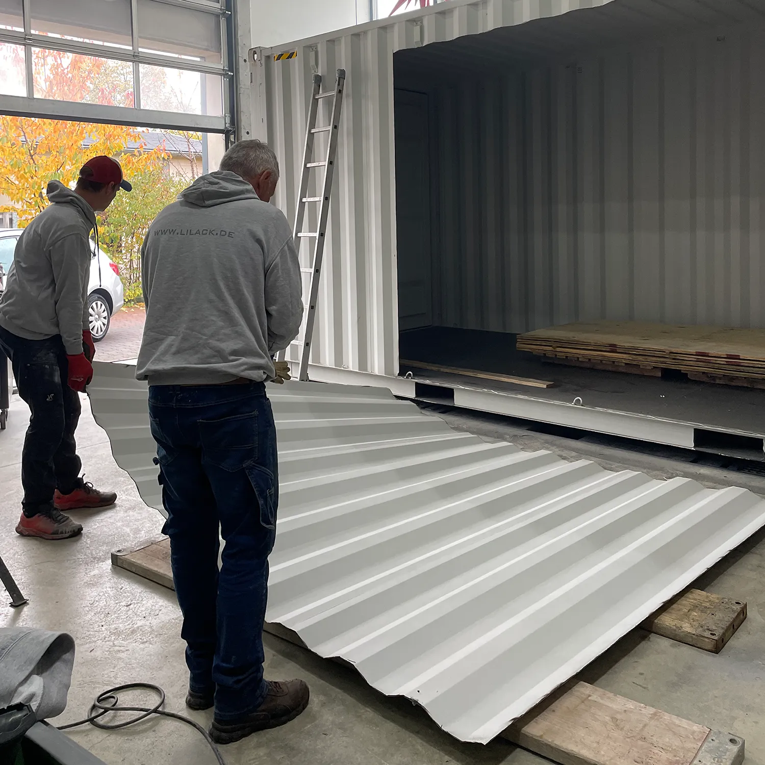 Metallarbeiten am Tinyhouse Container