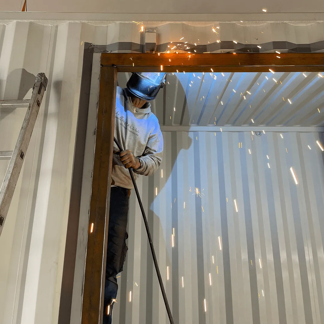 Schweißarbeiten am Tinyhouse Container