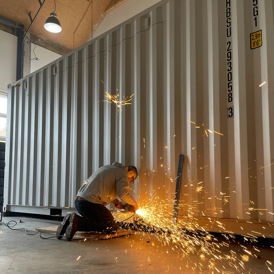 Seecontainer Abladung durch LKW mit Kranarm