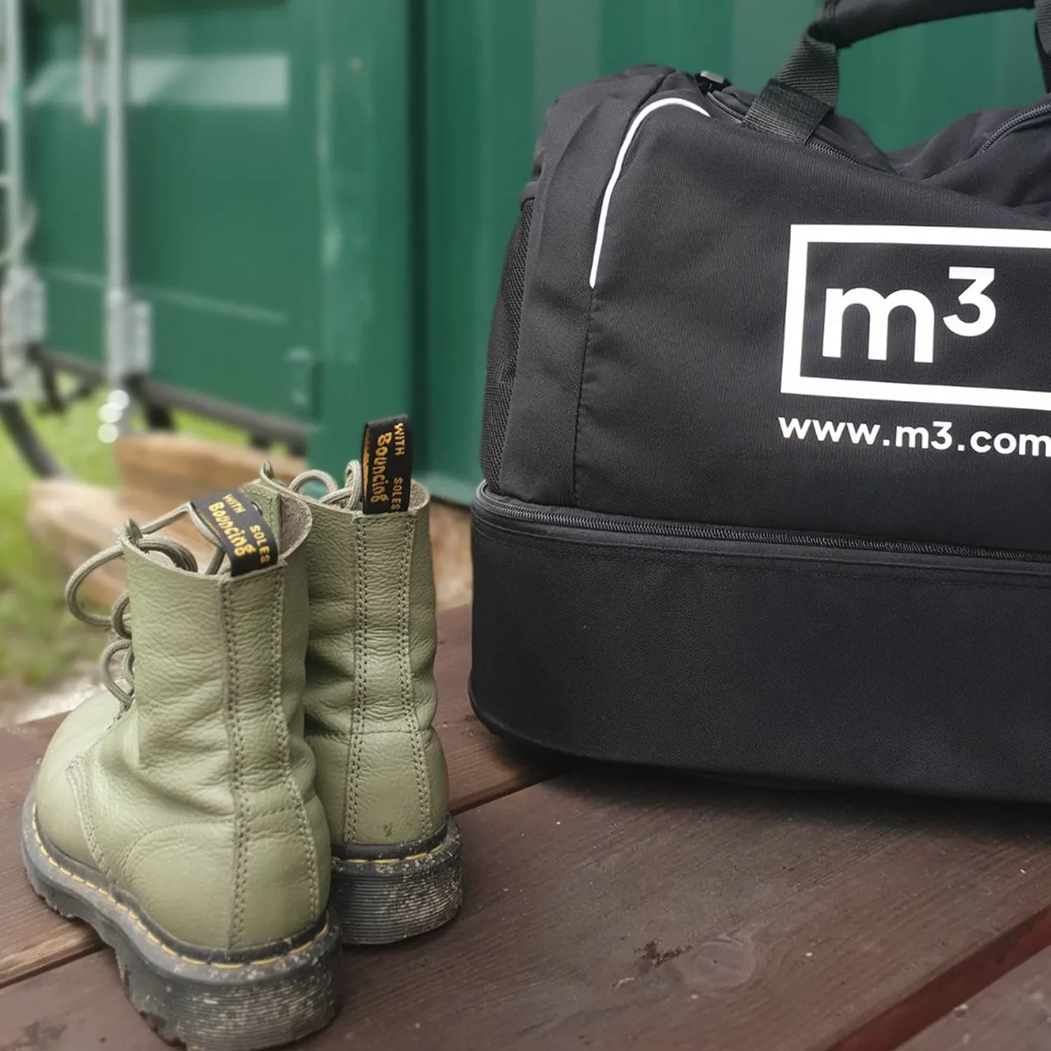 Reisetasche vor Container Tiny House