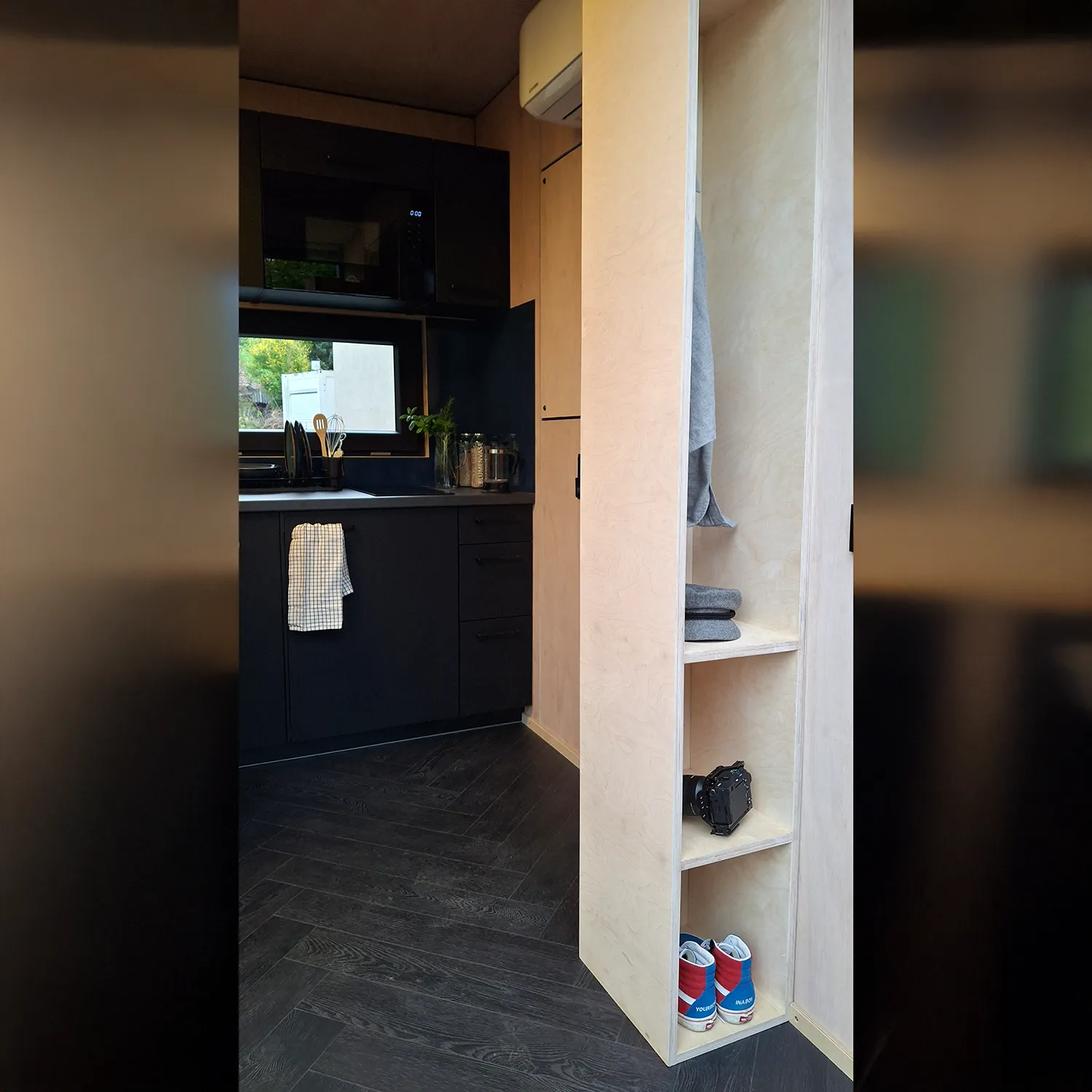 Tiny House Container, Eingang, Garderobe