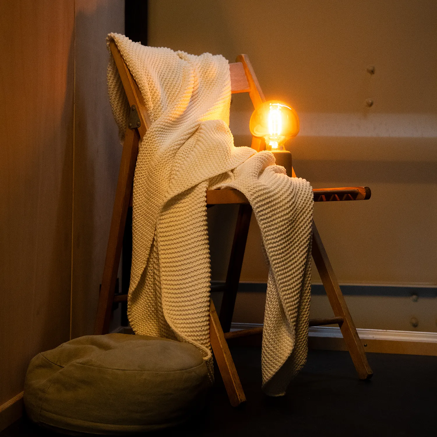 Tinyhouse Container; Innen , Stuhl mit Tagesdecke 