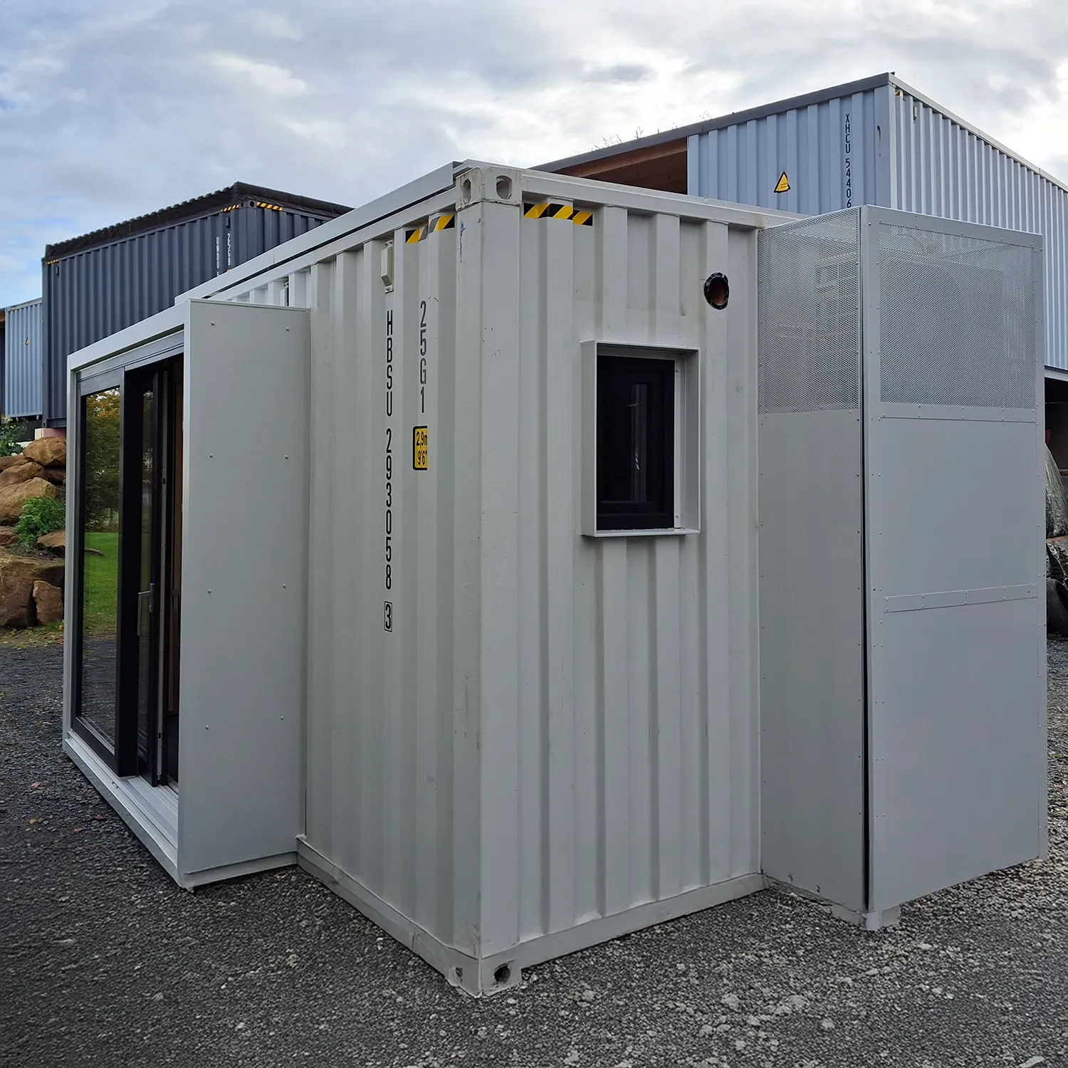 Tiny House Container Blick von Außen auf die Klimaanlage